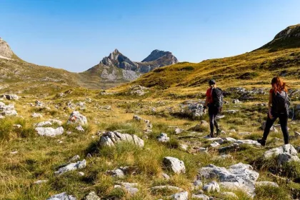 Wandelaars in de bergen van Durmitor Nationaal Park