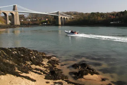 Boot op de Menai Strait in Wales.
