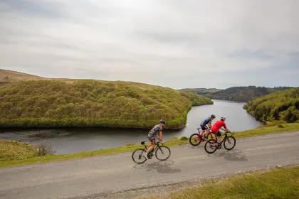 Fietsers in het landschap van Wales.