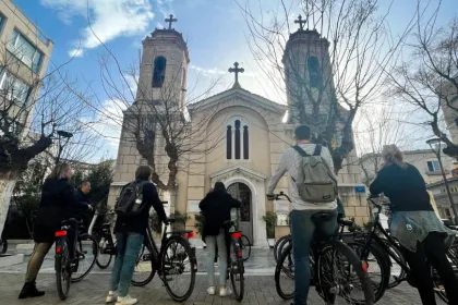 Fietstour Athene Griekenland - reizigers met fietsen bij een kerk.