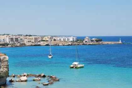 Uitzicht kust van Salento met zeilbootjes.