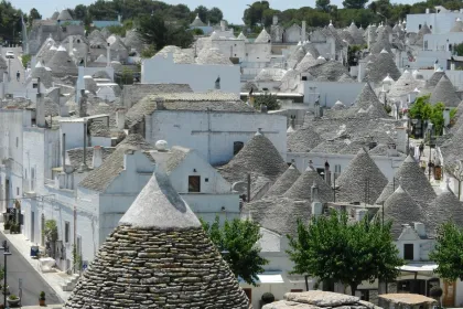 Witte puntige huisjes in Valle D'itria, Puglia.