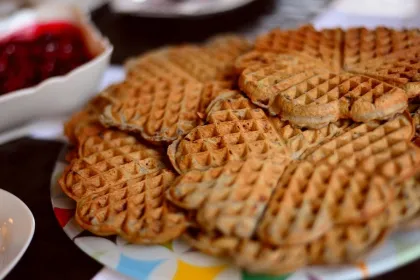 Wafel met frambozenjam.