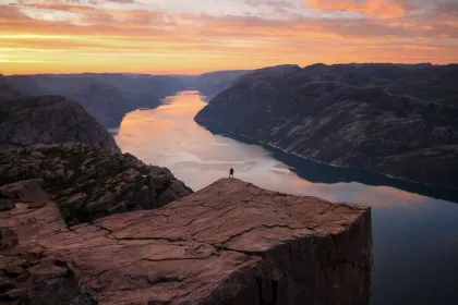 Preikestolen met uitzicht over fjorden.