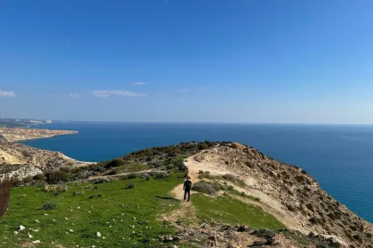 Reiziger op de white cliffs op Cyprus.