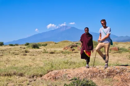 Patrick neben einem Einheimischen der Massai.