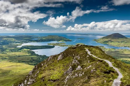 Berg in Ierland met uitzicht op zee.