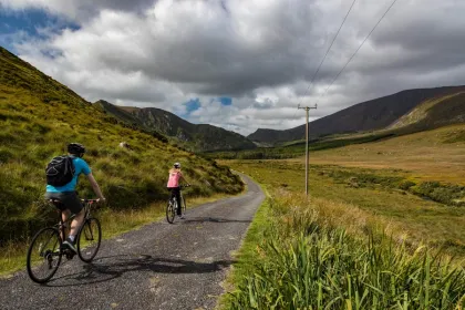 Fietsen door de heuvels van Ierland.