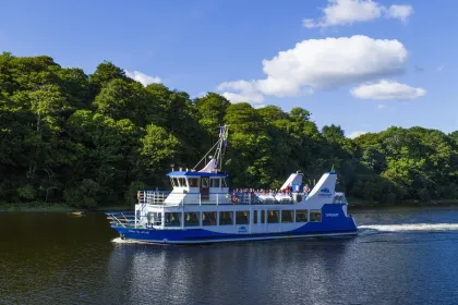 Boot met mensen over de rivier in Ierland.