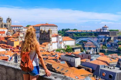 Vrouw kijkt naar uitzicht over de stad Porto.
