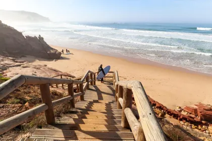 Surfen in Portugal op het strand.