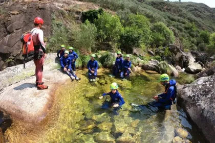 Groep reizigers canyoningen in een nationaal park.