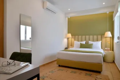 Hotelkamer met groene tinten. 