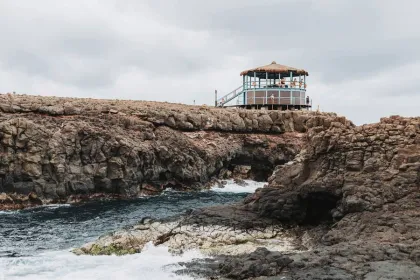 Rotsformaties aan de kust van Kaapverdië. 