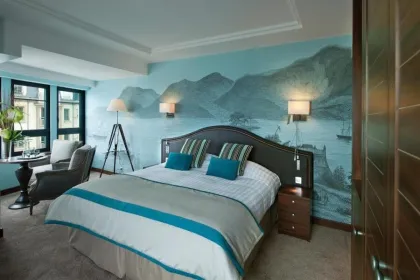 Blauwe hotelkamer in Frankrijk.