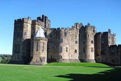 Toeristen bij Alnwick Castle in Schotland.