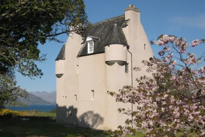 Een wit kasteel in de natuur in Schotland.