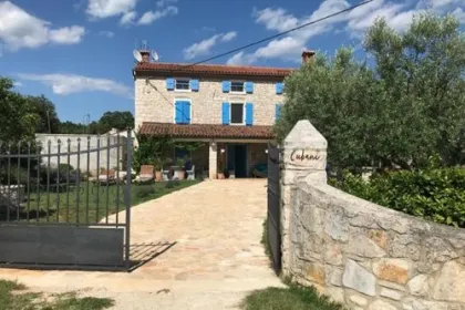 Familiehuis Cubani bij een boerderij.