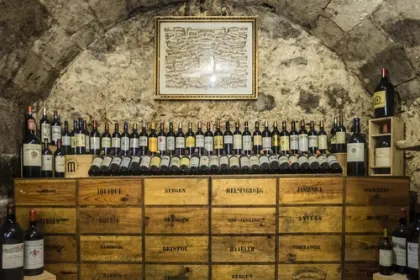 Een wijnkelder, met tentoongestelde wijnen, in de Rioja streek in Spanje.