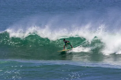 Man aan het surfen in Santa Catalina, Panama.