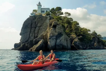 Twee mensen zijn aan het kajakken in Italië.