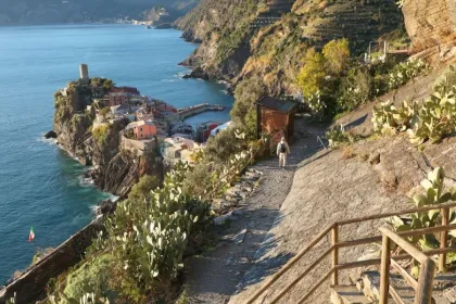 Wandelen langs de kust van Cinque Terre.