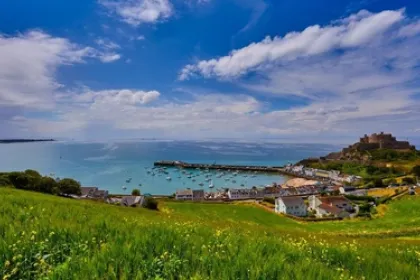 Kanaaleilanden Jersey - uitzicht op een baai met huisjes.