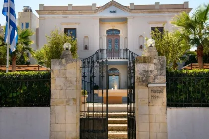 De voorgevel van een elegant hotel in Chania, Kreta