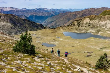 Wandelaars in de Spaanse Pyreneeën bij bergmeren.