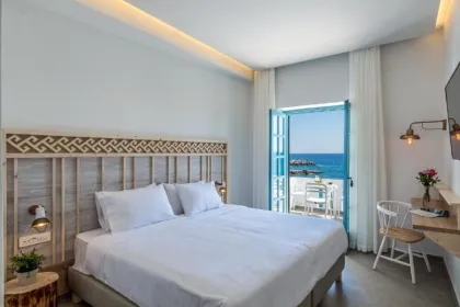Een mooie hotelkamer in Chora Sfakion met uitzicht op zee.