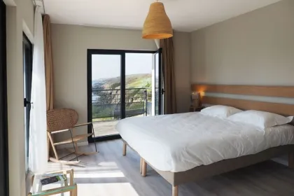 Een hotelkamer in een kleinschalige accommodatie aan zee in Ouessant, Bretagne.