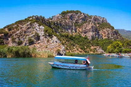 Boot vaart langs de kust van Dalyan in Turkije.