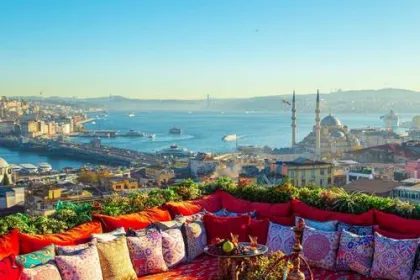 Uitzicht vanuit een dakterras met rode bank over Istanbul haven en moskee.