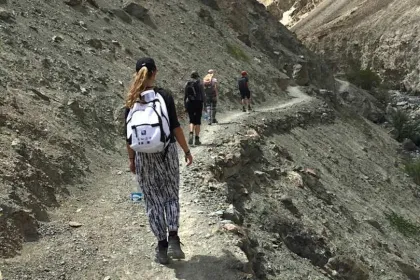 Reizigers wandelen in de bergen tijdens een trekking in Ladakh.