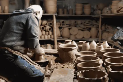 Man is potten aan het bakken in Turkije.