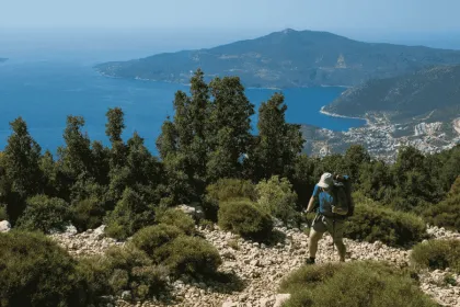 Man loopt de Lycian Way tijdens zijn rondreis door Turkije.