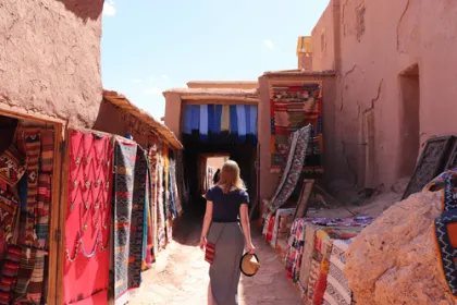Vrouw loopt door straatje met doeken.