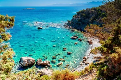 Mooie baai met helder blauw water in Cyprus.