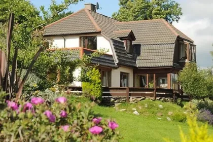 Huis met bloemen op de voorgrond.