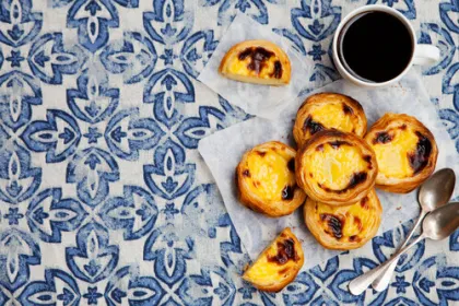 Pastel de Nata met een kopje koffie.