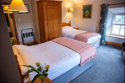 Hotelkamer met twee eenpersoons bedden.