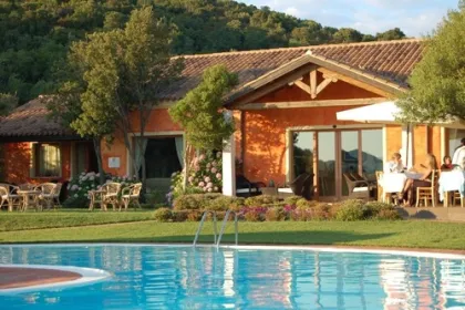 vakantiehuisje aan een zwembad.
