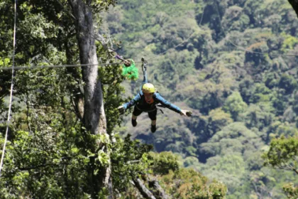Vrouw in de jungle op een zipline.