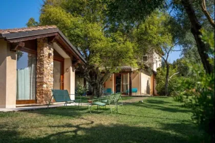 Vakantiehuisje met tuinstoelen.