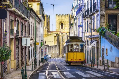 Gelen tram door oude centrum van Lissabon.