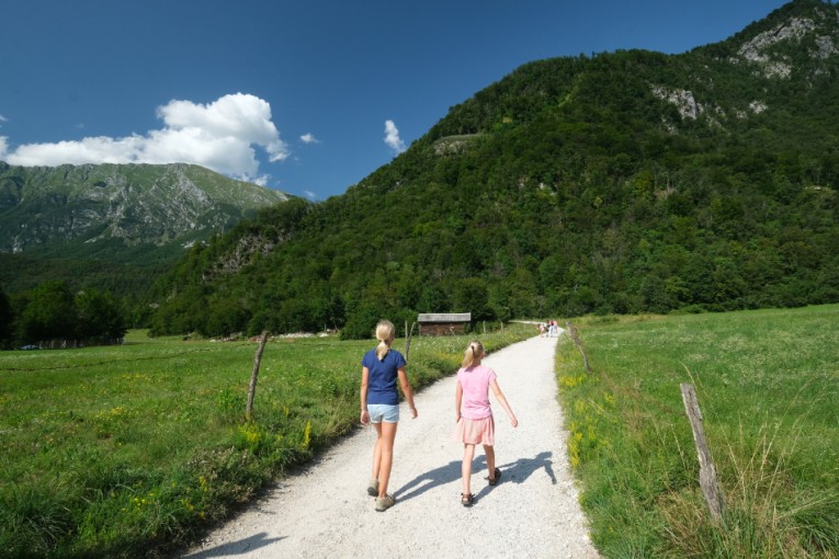 Kinderen wandelen door Soca Vallei in Slovenië.