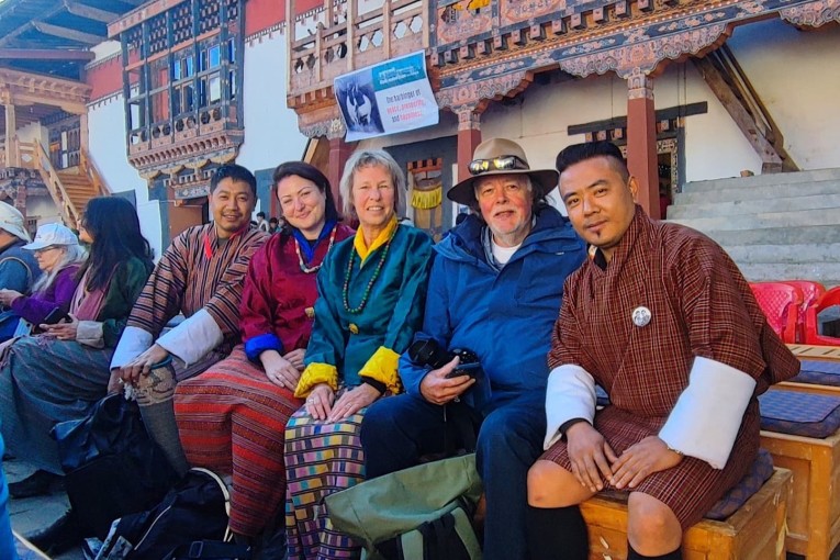 Klantfoto Bhutan, reizigers met gids.