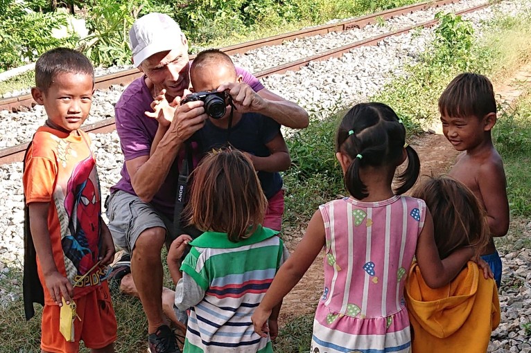 Klantfoto Cambodja, reiziger met lokale kinderen.