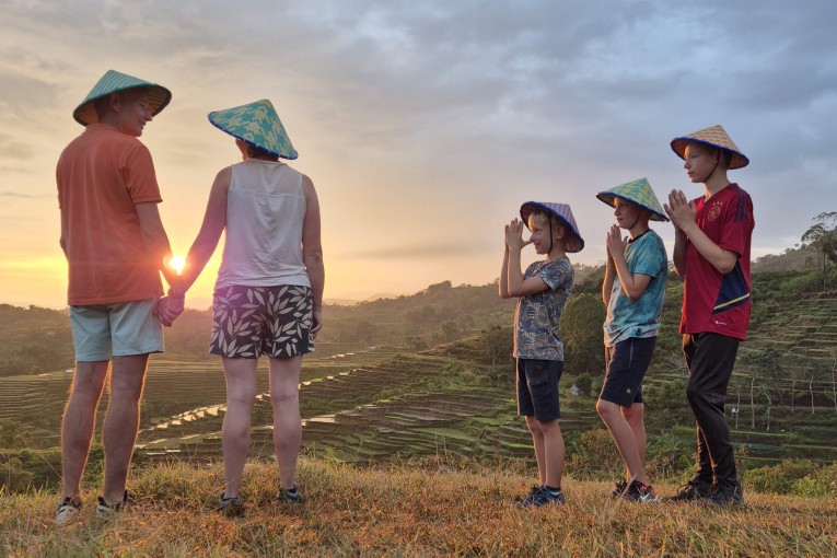 Klantfoto Indonesië, familiefoto met uitzicht.