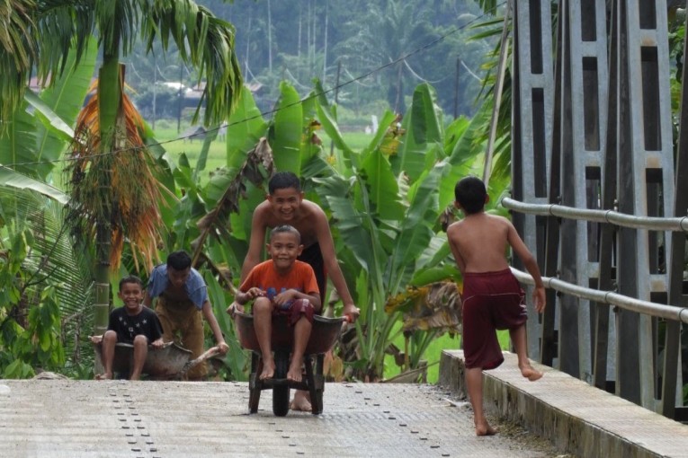 Klantfoto Indonesië, spelende kinderen.